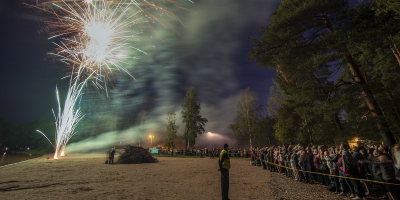 Muinaistulien yön ilotulitus Littoistenjärvellä.
